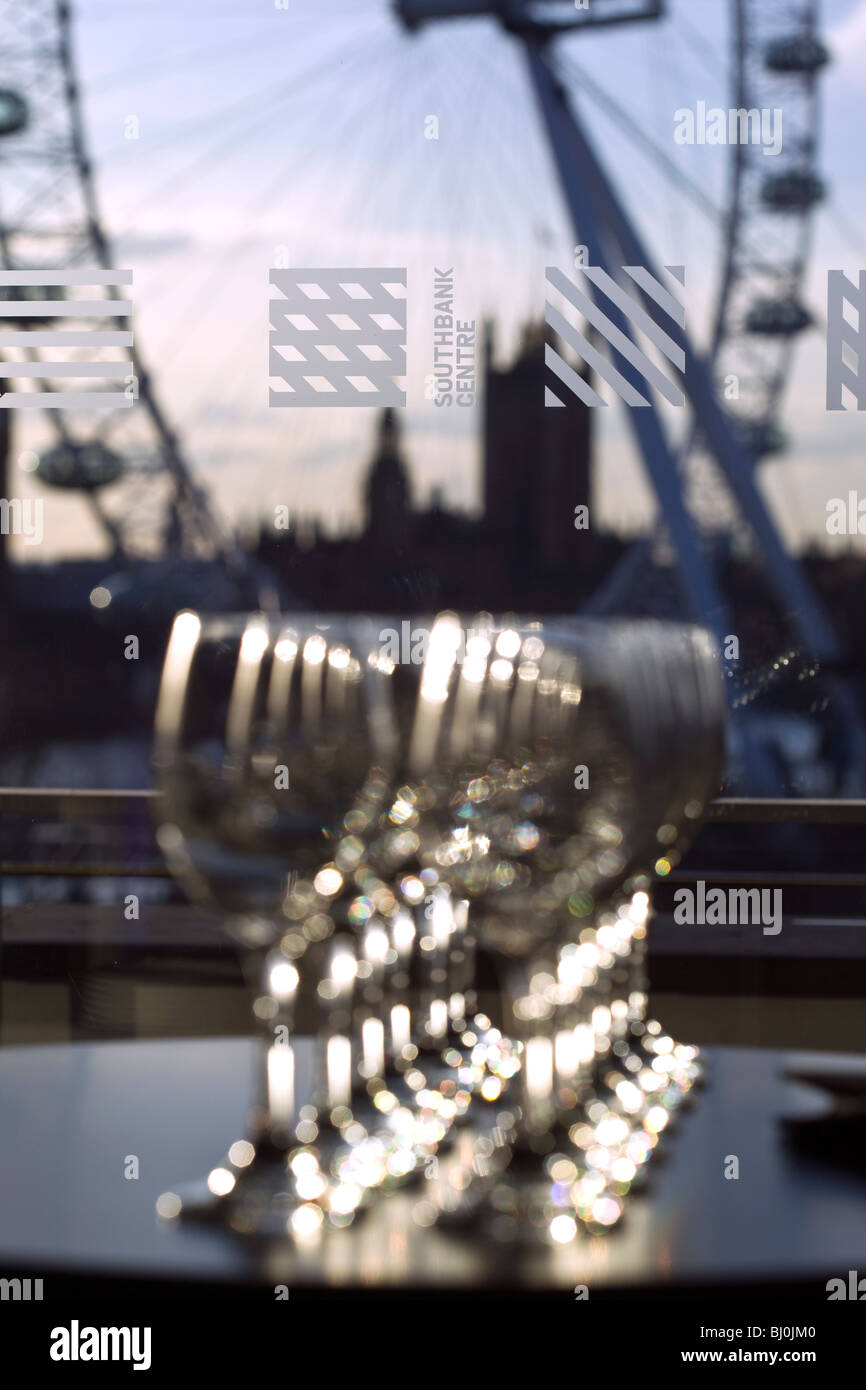 South Bank Centre Schild mit Weingläsern und das London Eye im Hintergrund Stockfoto