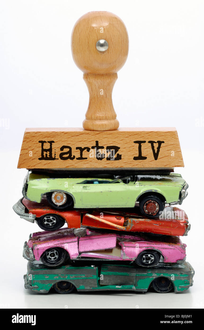 Stempel mit Inschrift Hartz 4 auf gebrochene Miniautos Stockfoto
