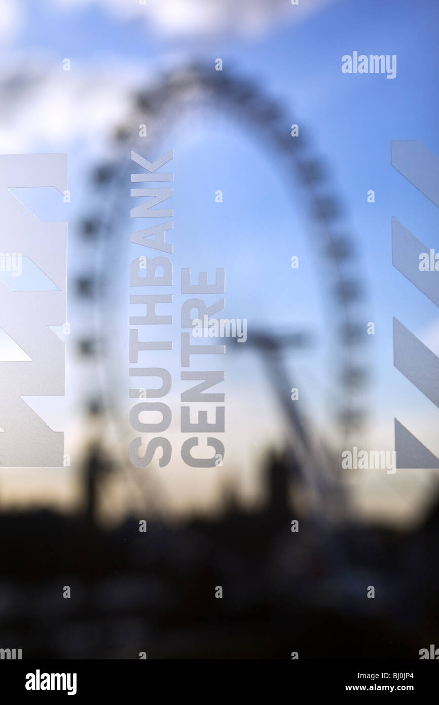 South Bank Centre Zeichen auf Glas mit dem London Eye im Hintergrund Stockfoto