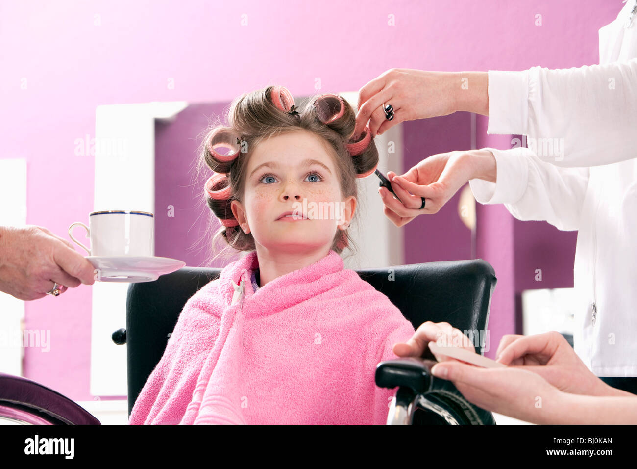 Porträt des jungen Mädchens im Friseursalon serviert wird Stockfoto