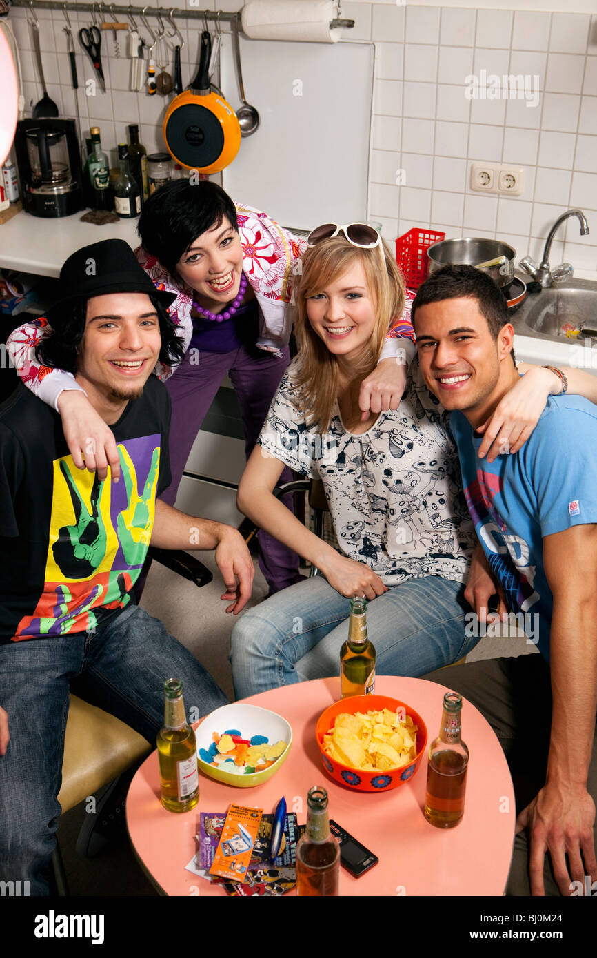 Gruppe von vier Freunden zusammensitzen in Küche Stockfoto