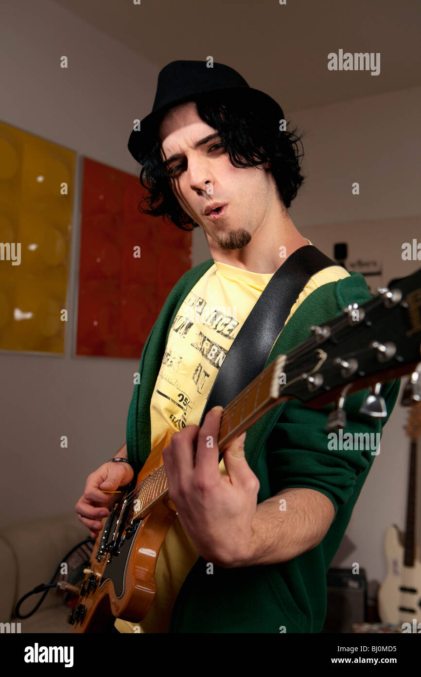 junger Mann spielt e-Gitarre Stockfoto