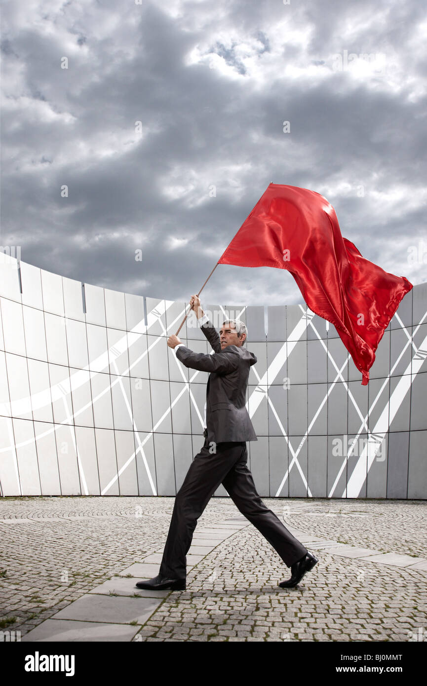 Geschäftsmann wehende rote Fahne Stockfoto