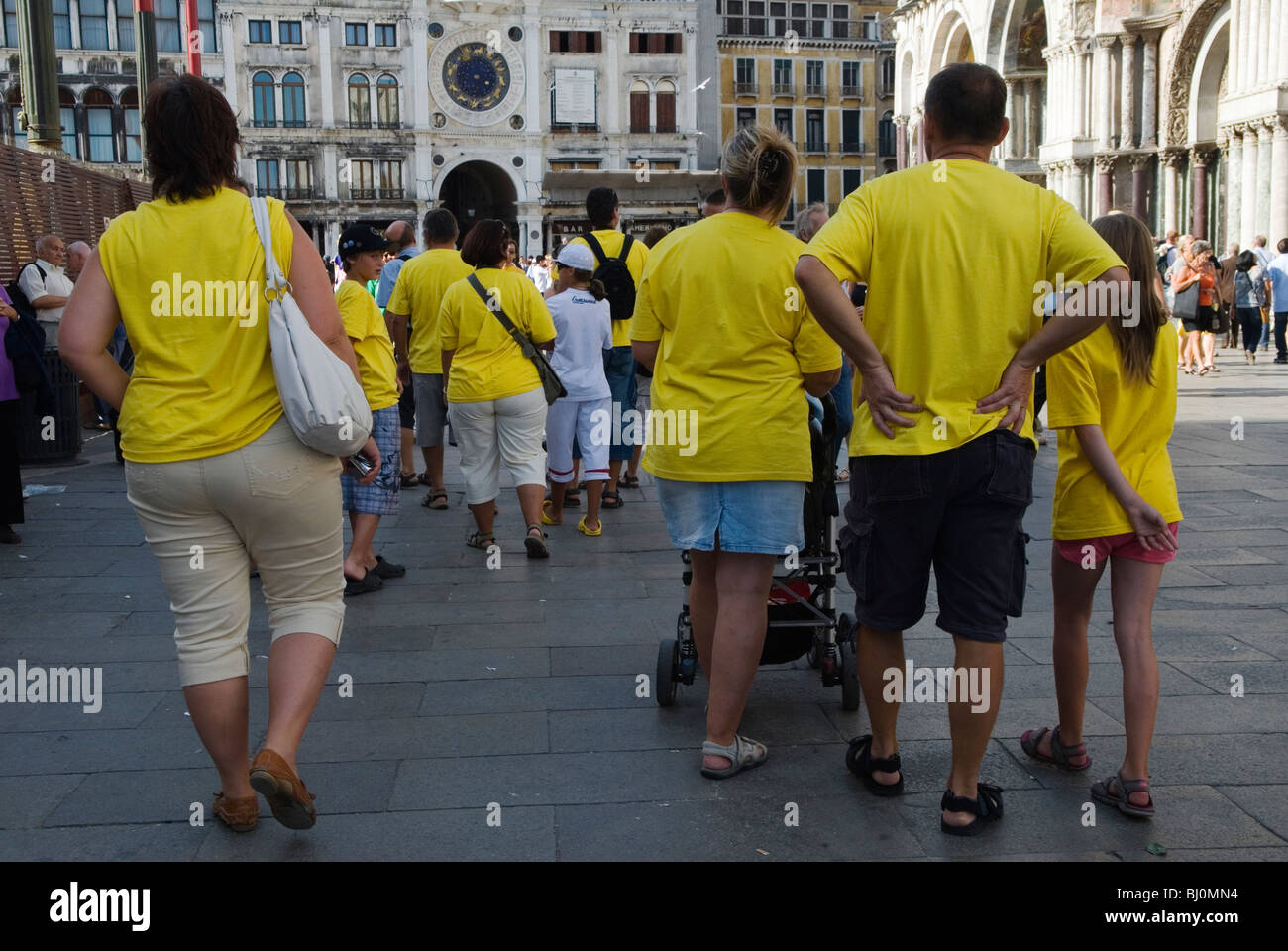 Venedig Italien. Reisegruppe in gelben t-Shirts Saint Markusplatz. Piazza San Marco. Stockfoto