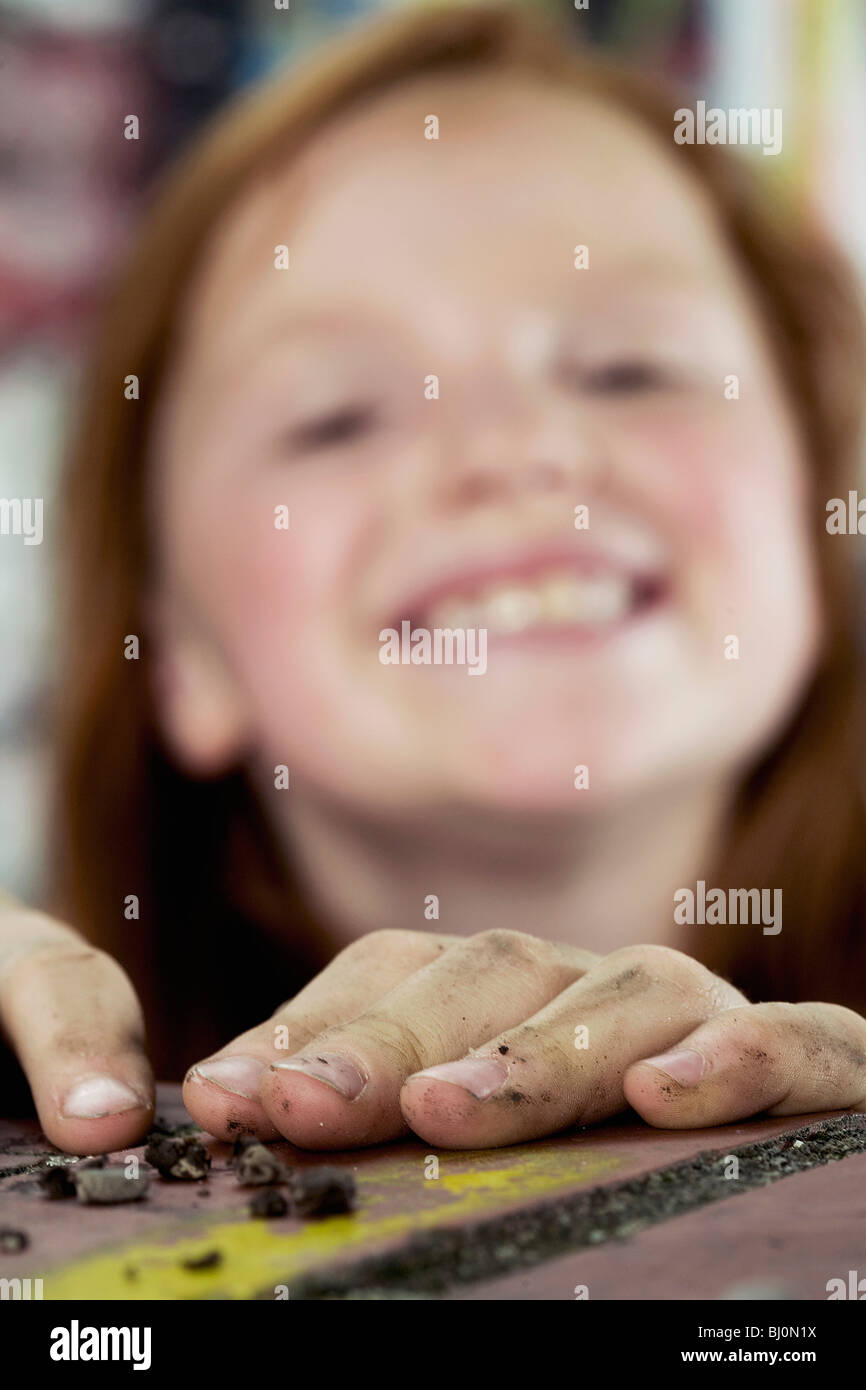 Porträt des Lächelns rote kurzhaarige Mädchen Fokus auf Händen Stockfoto
