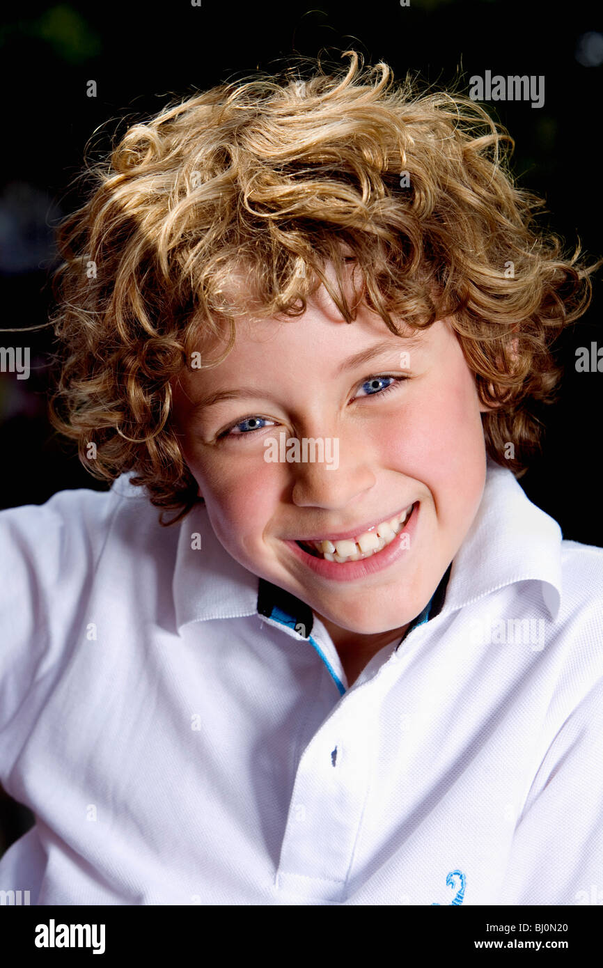 Porträt des jungen mit dem lockigen Haar Stockfoto