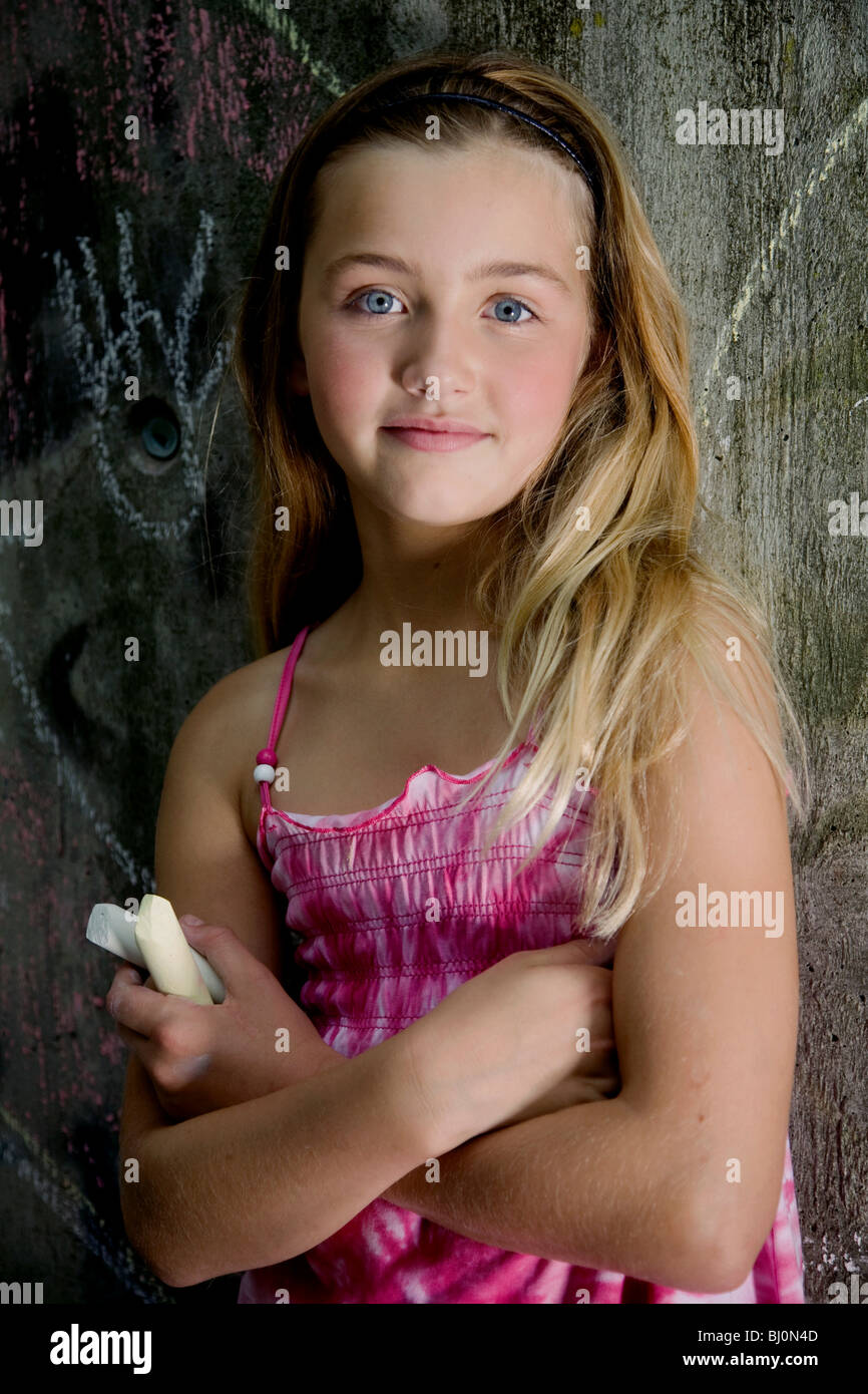 Porträt von blonden Mädchen mit Buntstiften Stockfoto