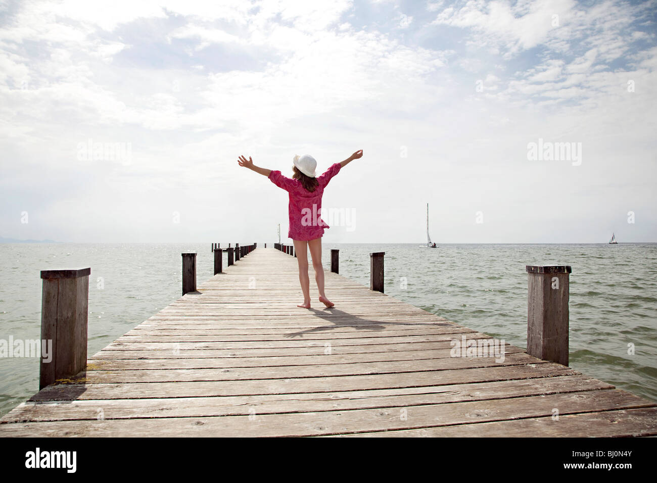 Heckansicht des jungen Mädchen steht am pier Stockfoto