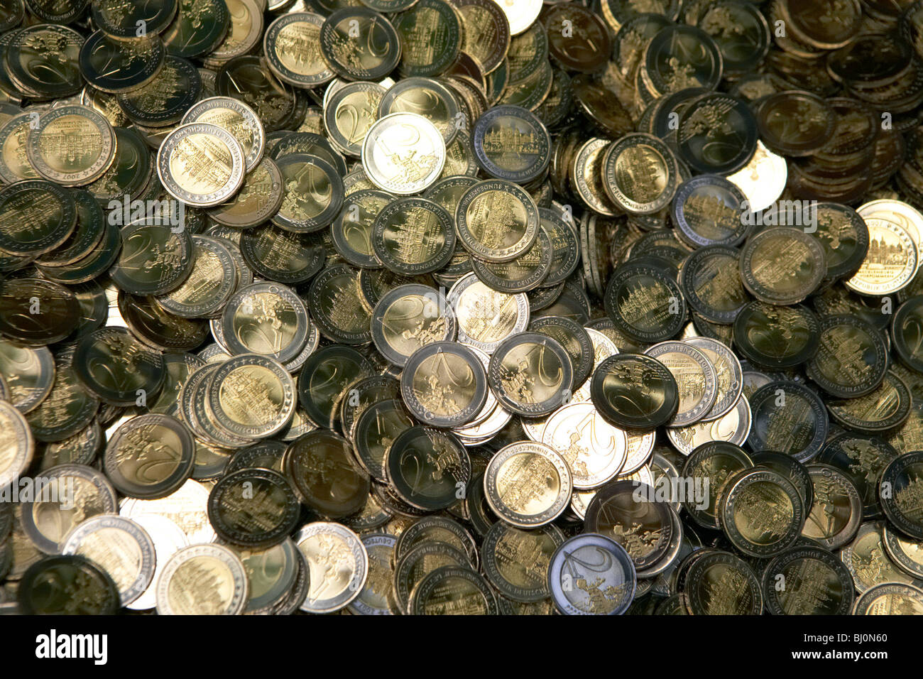 Frisch gebackenen 2 Euro-Münzen in der staatlichen Münze Berlin Stockfoto