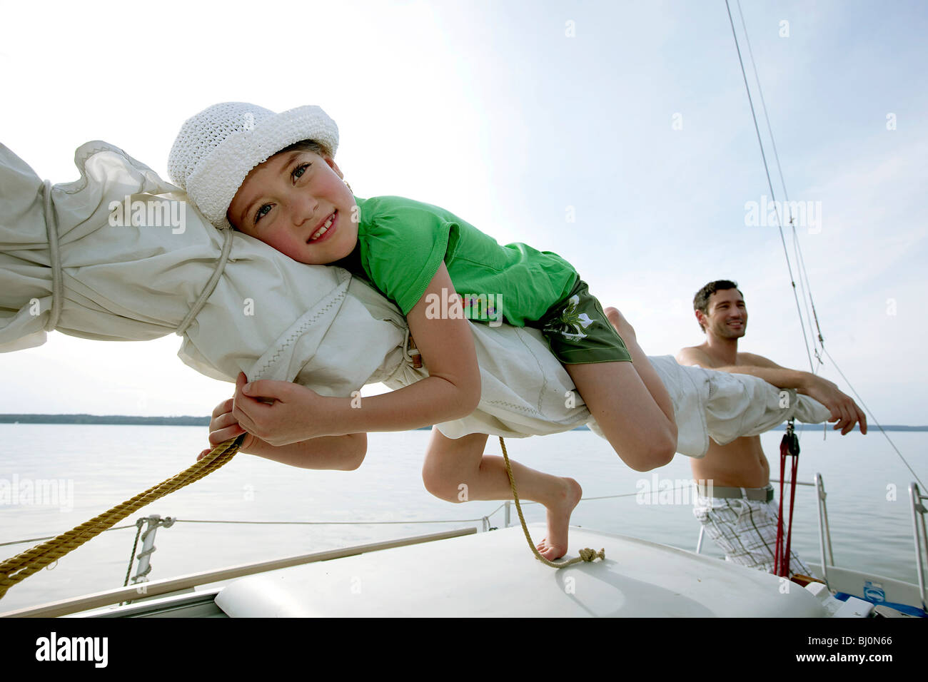 junge Mädchen und Vater auf Segelschiff Stockfoto