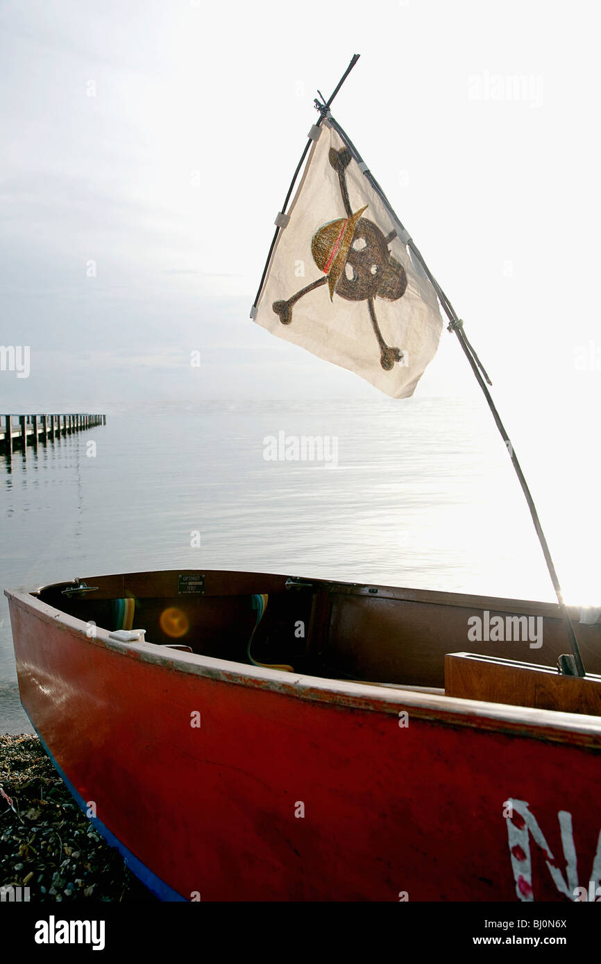 Piratenflagge auf Boot Stockfoto