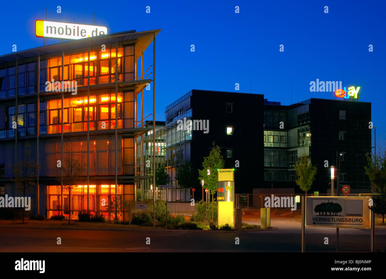 Bürogebäude von eBay und mobile.de am Abend, Kleinmachnow, Deutschland Stockfoto