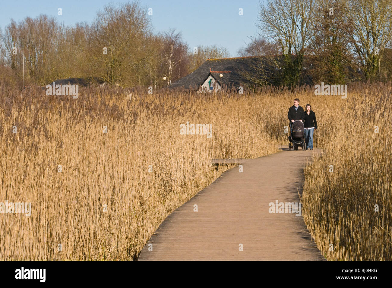 Menschen kommen an Cosmeston Seen Land Park Penarth in der Nähe von Cardiff an einem sonnigen Tag im März Stockfoto