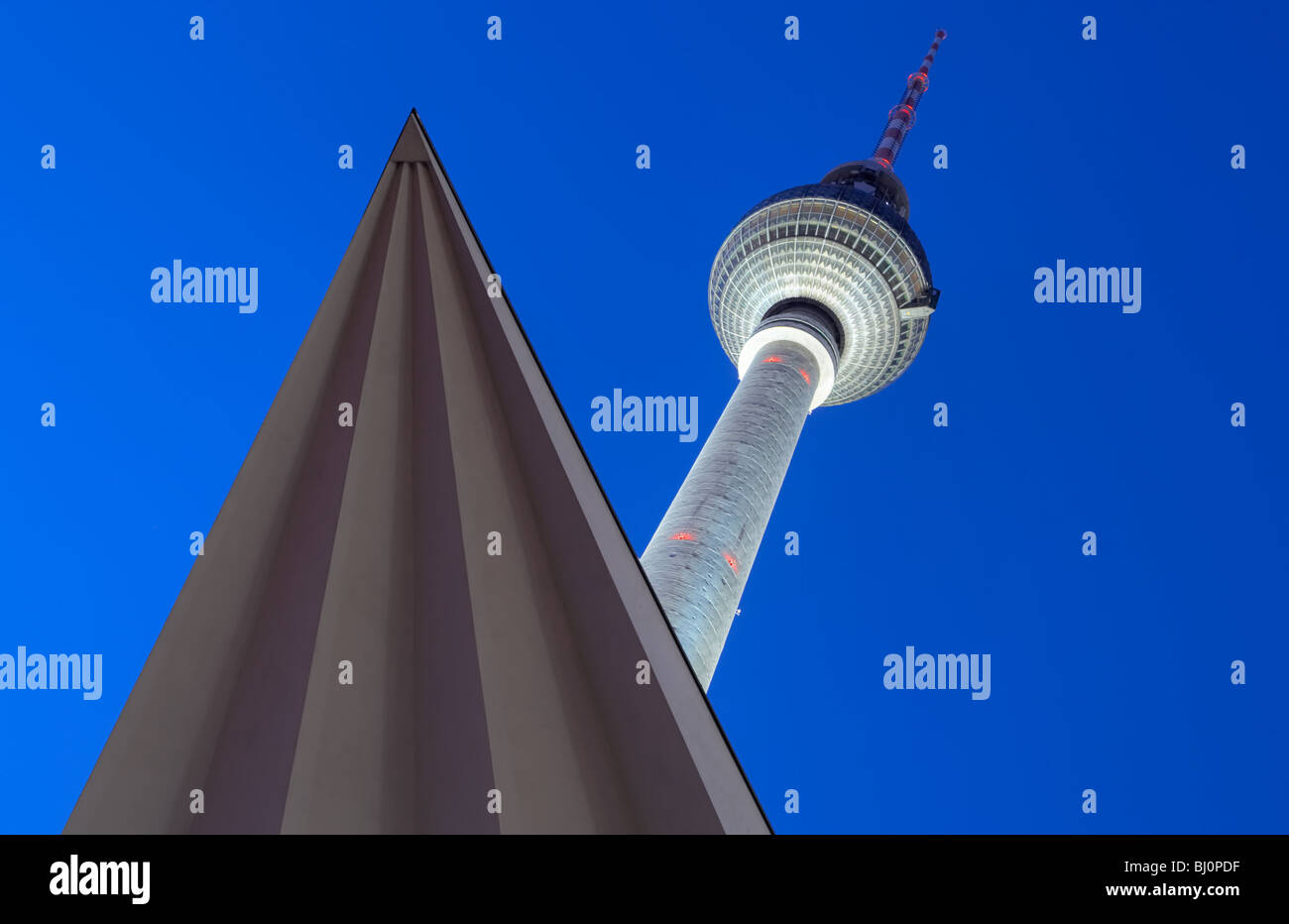 Fernsehturm am Alexanderplatz am Abend, Berlin, Deutschland Stockfoto