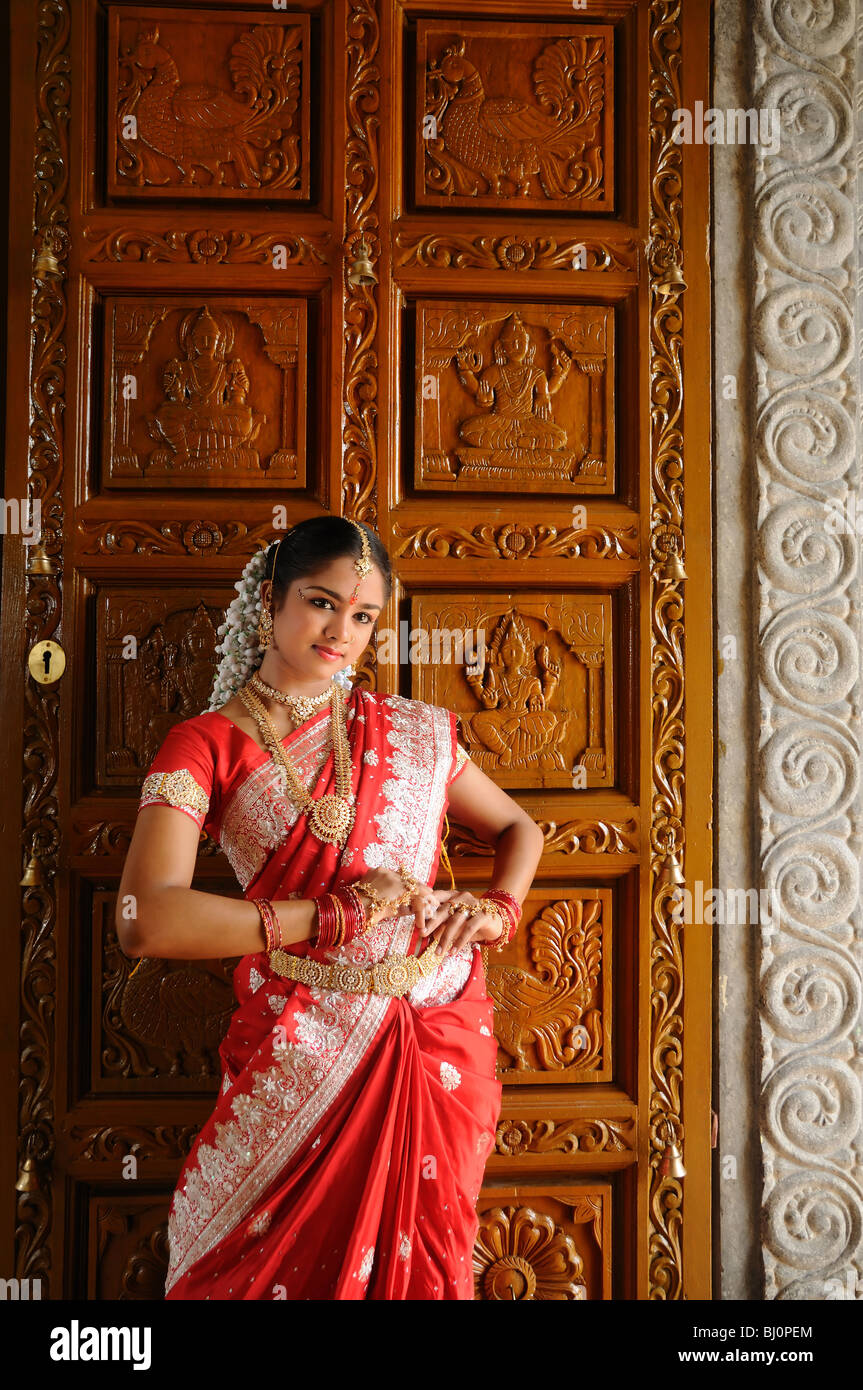 Inderin in Tracht stehen an der Tempeltür. Stockfoto