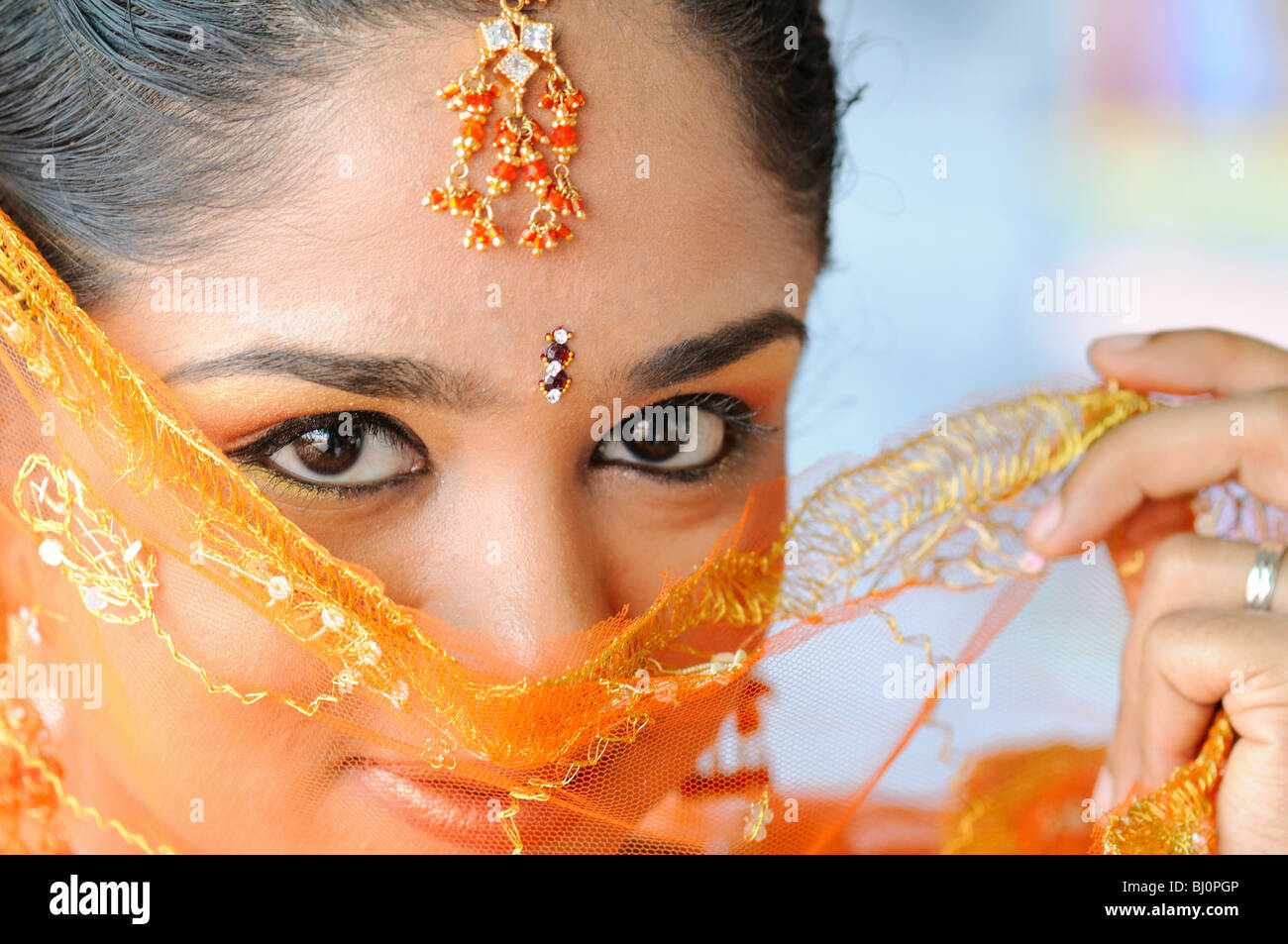 Schöne indische Dame bedeckte Gesicht mit sari Stockfoto