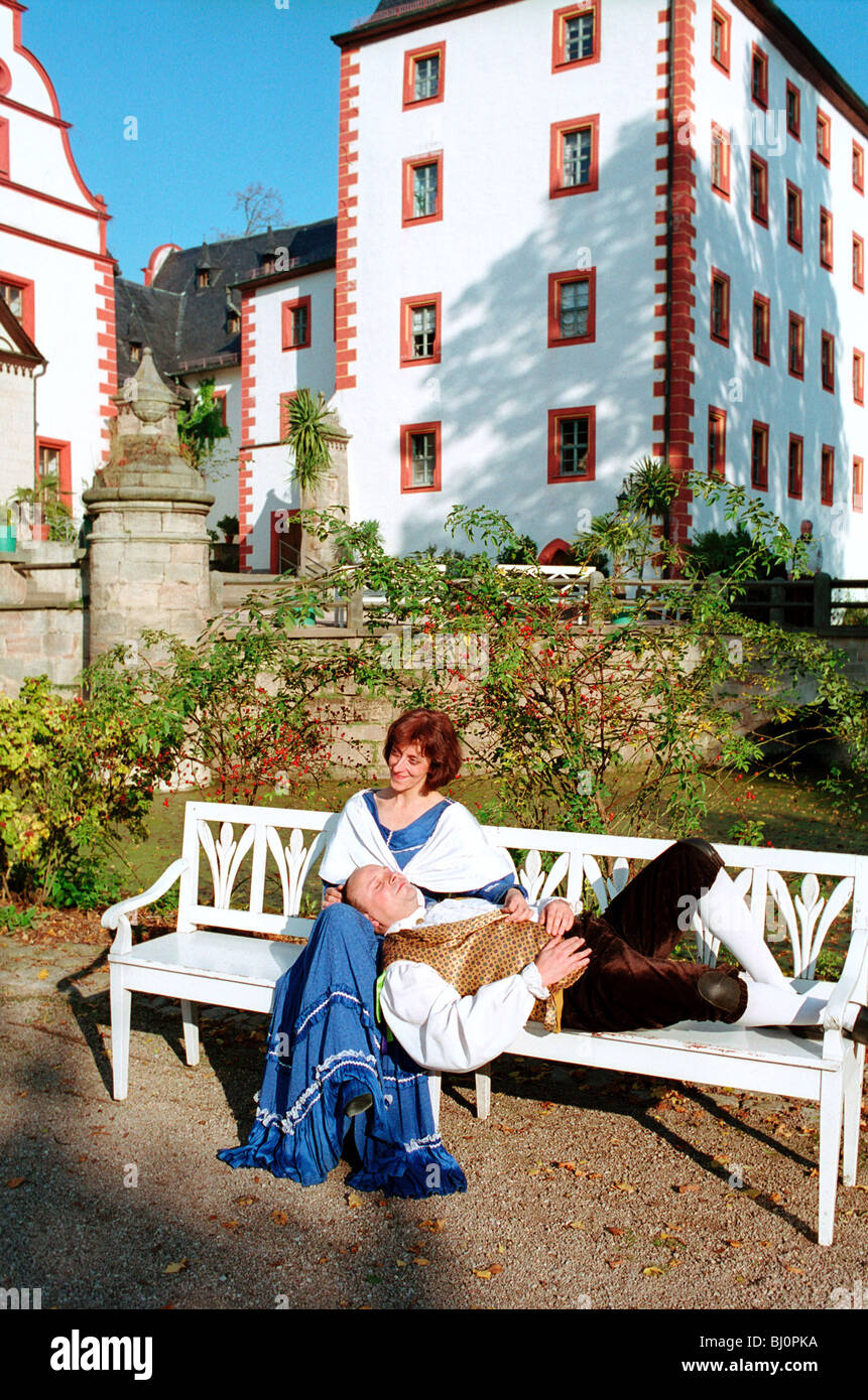 Ein paar Auftritten als Charlotte von Stein und Johann Wolfgang von Goethe in Grosskochberg, Deutschland Stockfoto