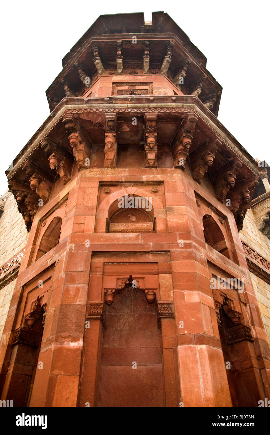 Turm in Kala-i-kuhna Moschee, Delhi, Indien. Von Sher Shah Sur im Jahre 1541 gebaut. Stockfoto