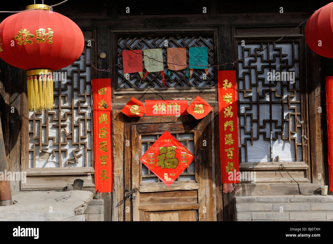 Frühling Festival Couplets auf die Tür eines alten Hauses mehr als 500 Jahren in Yuxian, Hebei, China. 1. März 2010 Stockfoto