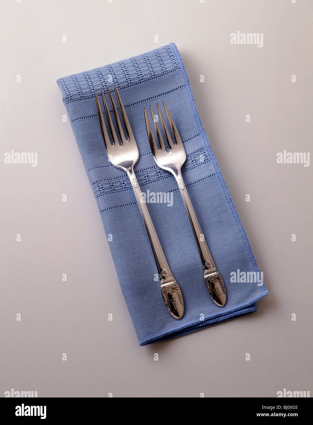 Formale blau Leinentuch Serviette mit Silber Besteck auf weißem Hintergrund Stockfoto