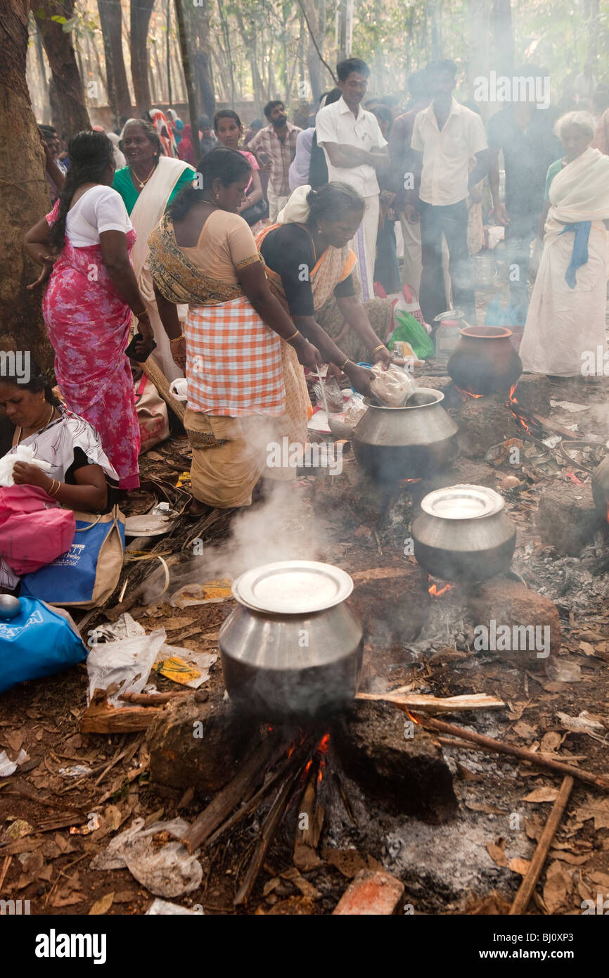 Indien, Kerala, Kanjiramattom Kodikuthu moslemische Festival, Frauen kochen pongal in Töpfen über offene Holzfeuer Stockfoto