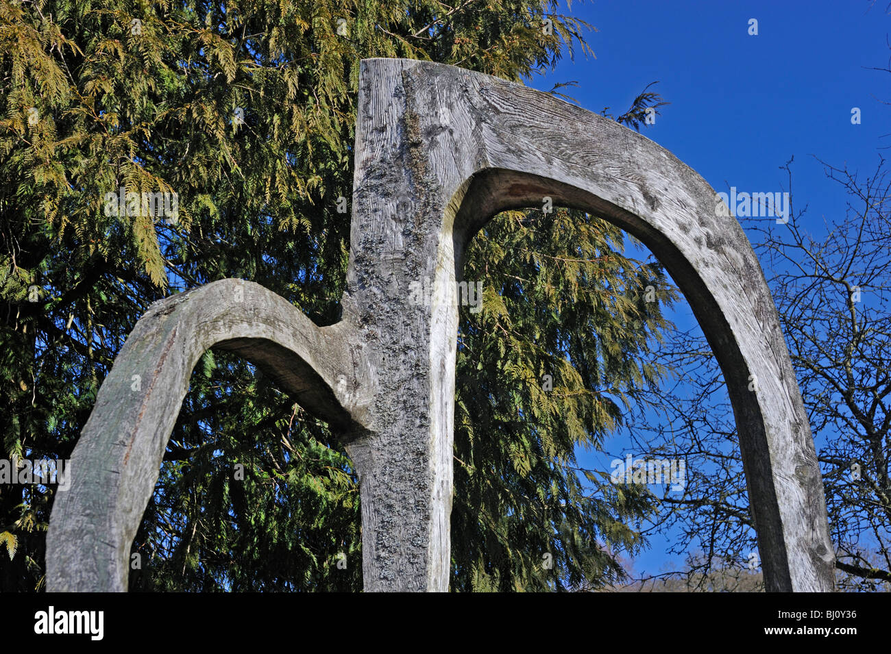 "Lärche Bogen" (Detail), Outdoor-Skulptur von Jim Partridge und Liz Walmsley, 1990. Grizedale Forest Park, Lake District. Stockfoto