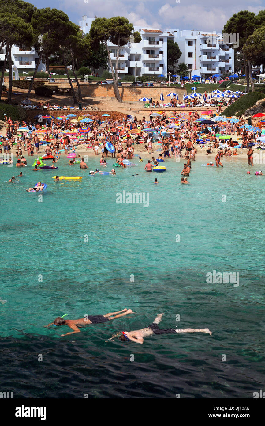 Menschen auf einen hoteleigenen Strand, Cala D'Or, Spanien Stockfoto