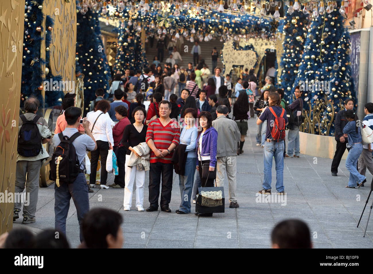 Erinnerungsfoto in einer Straße dekoriert für Weihnachten, Hong Kong, China Stockfoto