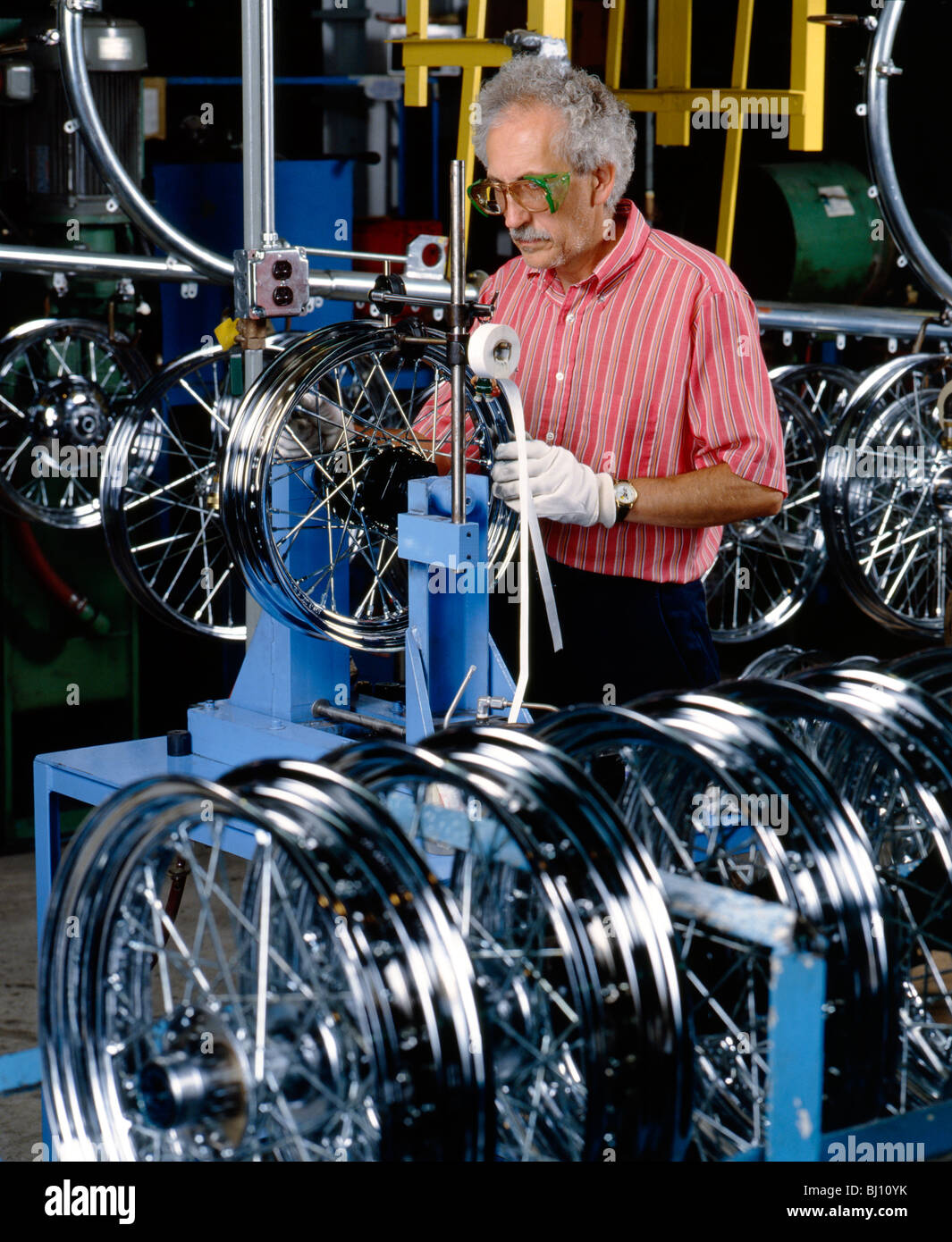 Handwerker, die bauseits (Ausgleich) ein Stahlrad im Harley Davidson Motorrad-Werk in York, Pennsylvania, USA Stockfoto