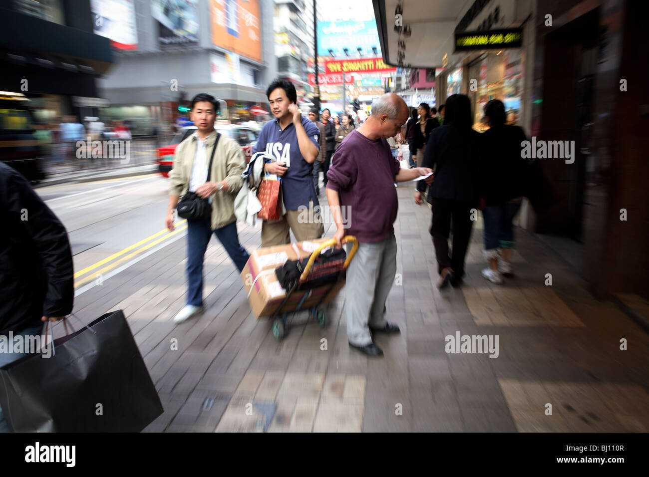 Paket-Zusteller, die auf der Suche nach der richtigen Adresse, Hong Kong, China Stockfoto