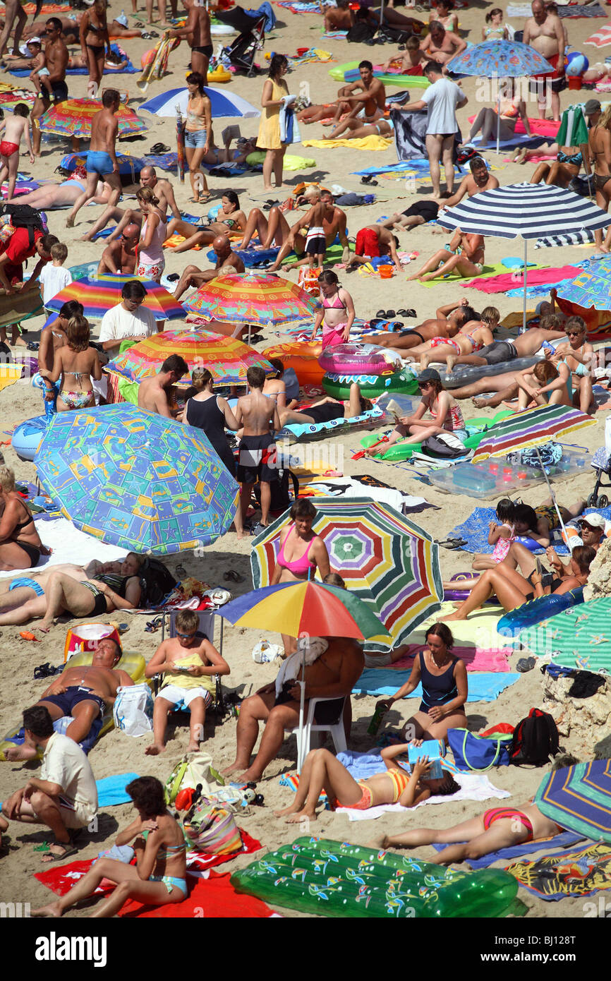 Menschen am Strand, Cala D'Or, Spanien Stockfoto