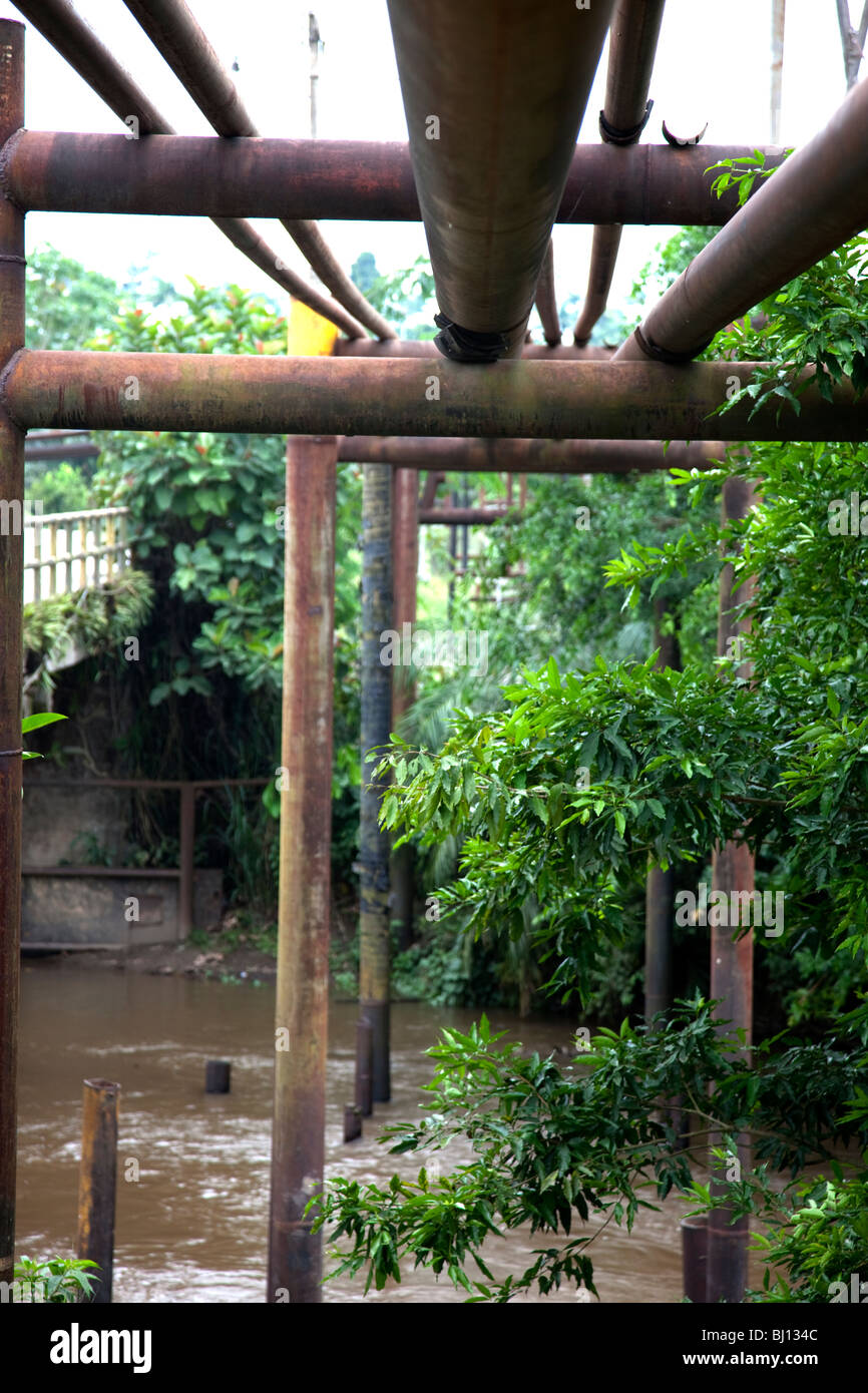 Öl Abfallgruben und Rohre im ecuadorianischen Amazonasgebiet erstellt von Texaco Oil haben angeblich eine Rhode Island Größe Region kontaminiert. Stockfoto Öl Abfallgruben und Rohre im ecuadorianischen Amazonasgebiet erstellt von Texaco Oil haben angeblich eine Rhode Island Größe Region kontaminiert. Stockfoto