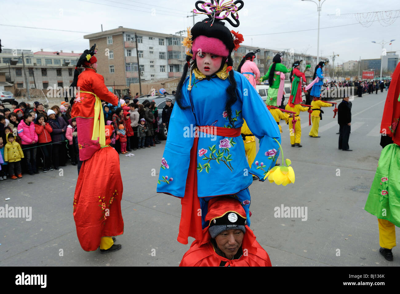 Menschen führen Traditonal tanzen während Yuanxiao Festival oder das Laternenfest in Yuxian, Hebei, China. 28. Februar 2010 Stockfoto