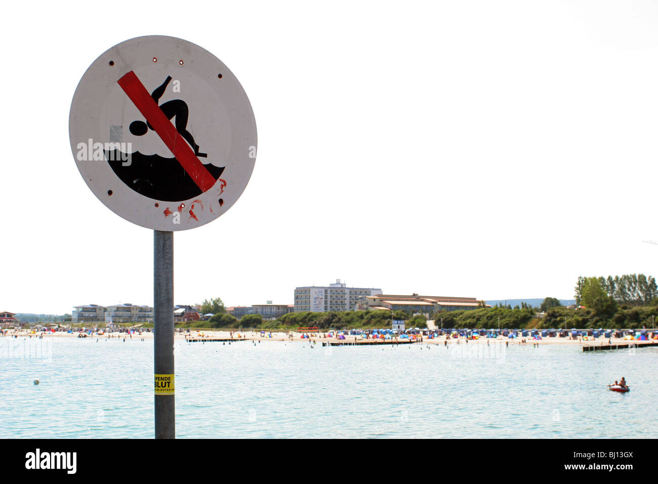 Verbots-Schild, Sprung ins Wasser nicht erlaubt, Ostsee, Deutschland Stockfoto