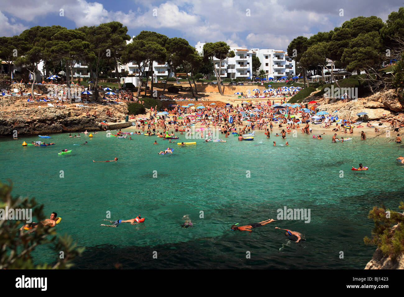 Menschen auf einen hoteleigenen Strand, Cala D'Or, Spanien Stockfoto