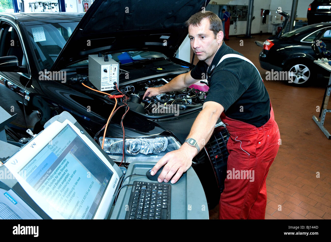 Mechaniker der Störschreiber eines Autos auf der Suche nach Fehlern überprüfen Stockfoto