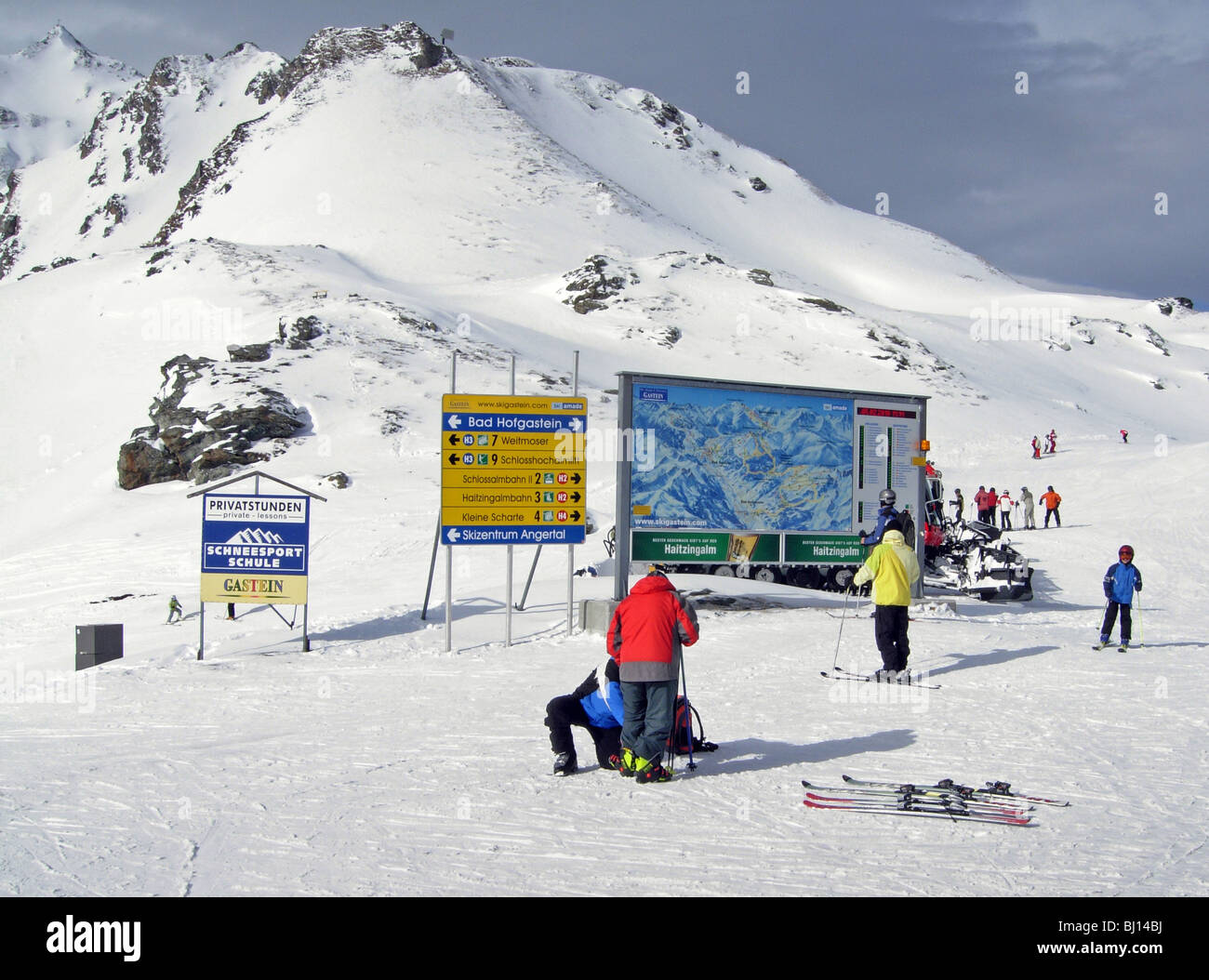 Skifahrer am oberen Rand der Seilbahn in Bad Hofgastein, Österreich Stockfoto