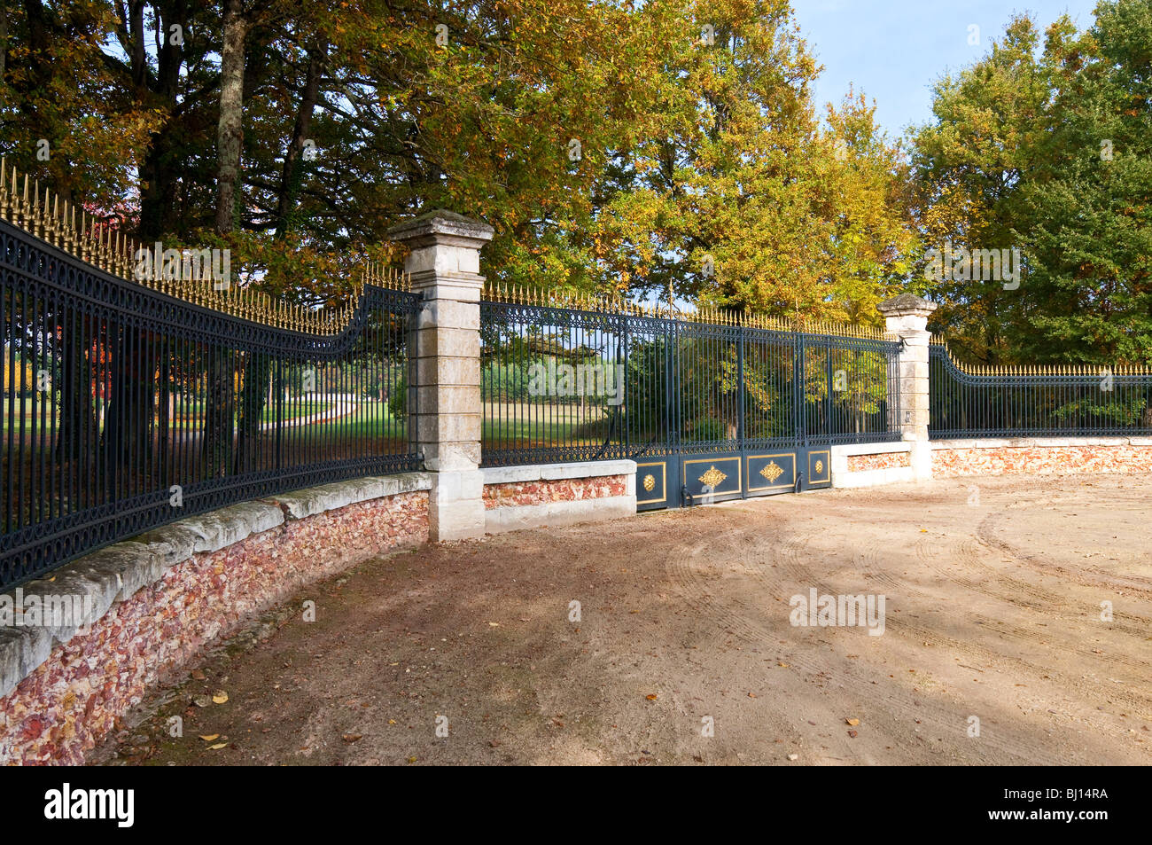 Eingangstore, private Schloss und Park - Azay-le-Ferron, Indre, Frankreich. Stockfoto