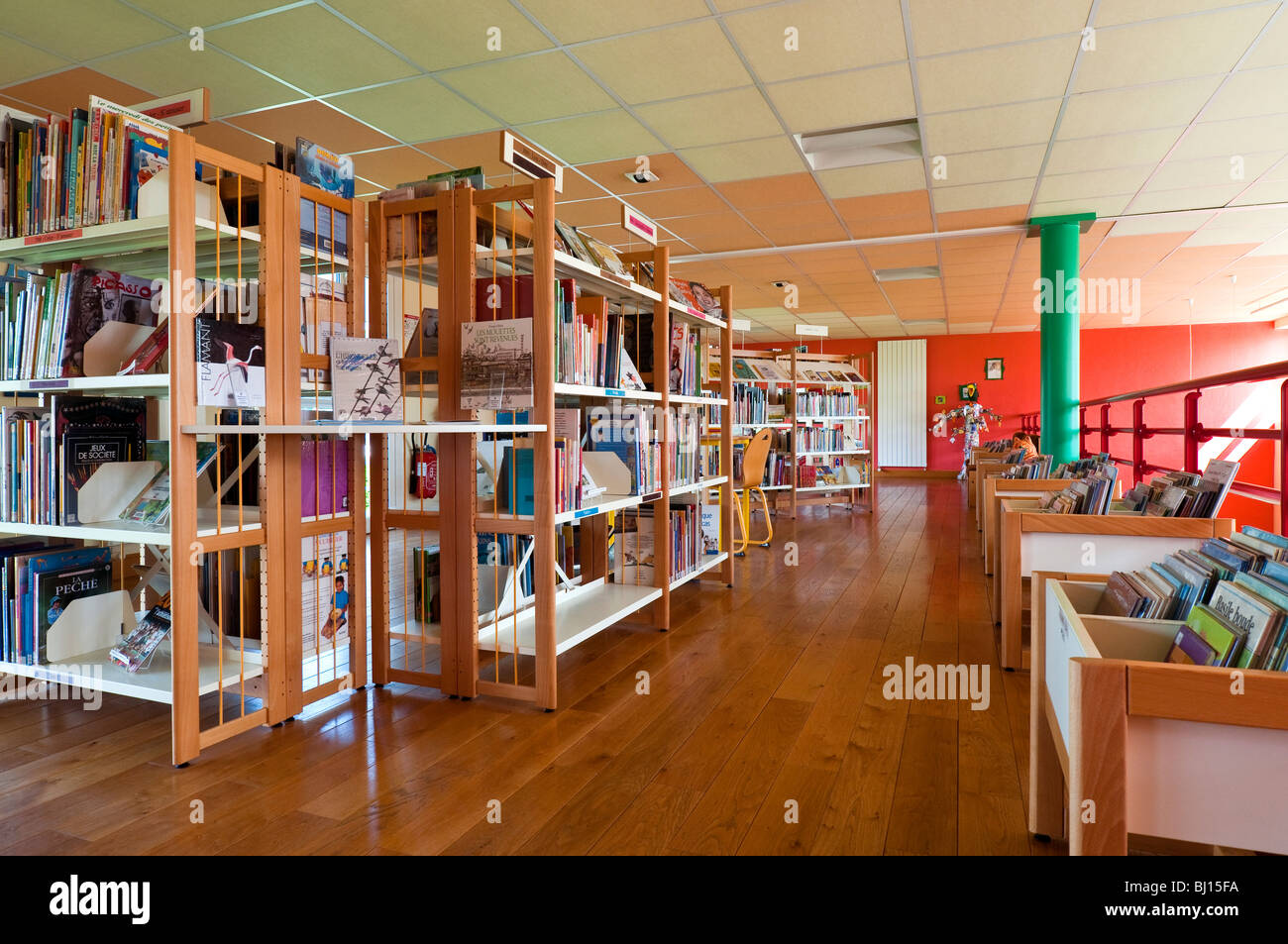 Innere des Kinder Bücher Abschnitt der Stadtbücherei - Sud-Touraine, Frankreich. Stockfoto