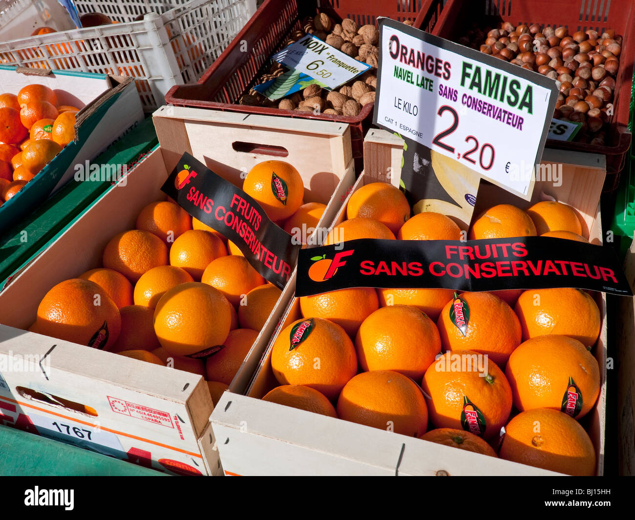 Boxen von Navel-Orangen auf Open-Air-Markt Stall - Frankreich. Stockfoto