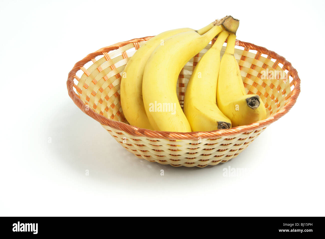 Bündel Bananen in Korb Stockfoto