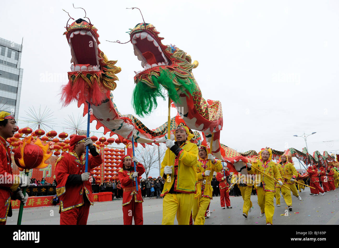 Menschen führen traditionelle Drachen tanzen während Yuanxiao Festival oder das Laternenfest in Yuxian, Hebei, China. 28-Feb-2010 Stockfoto