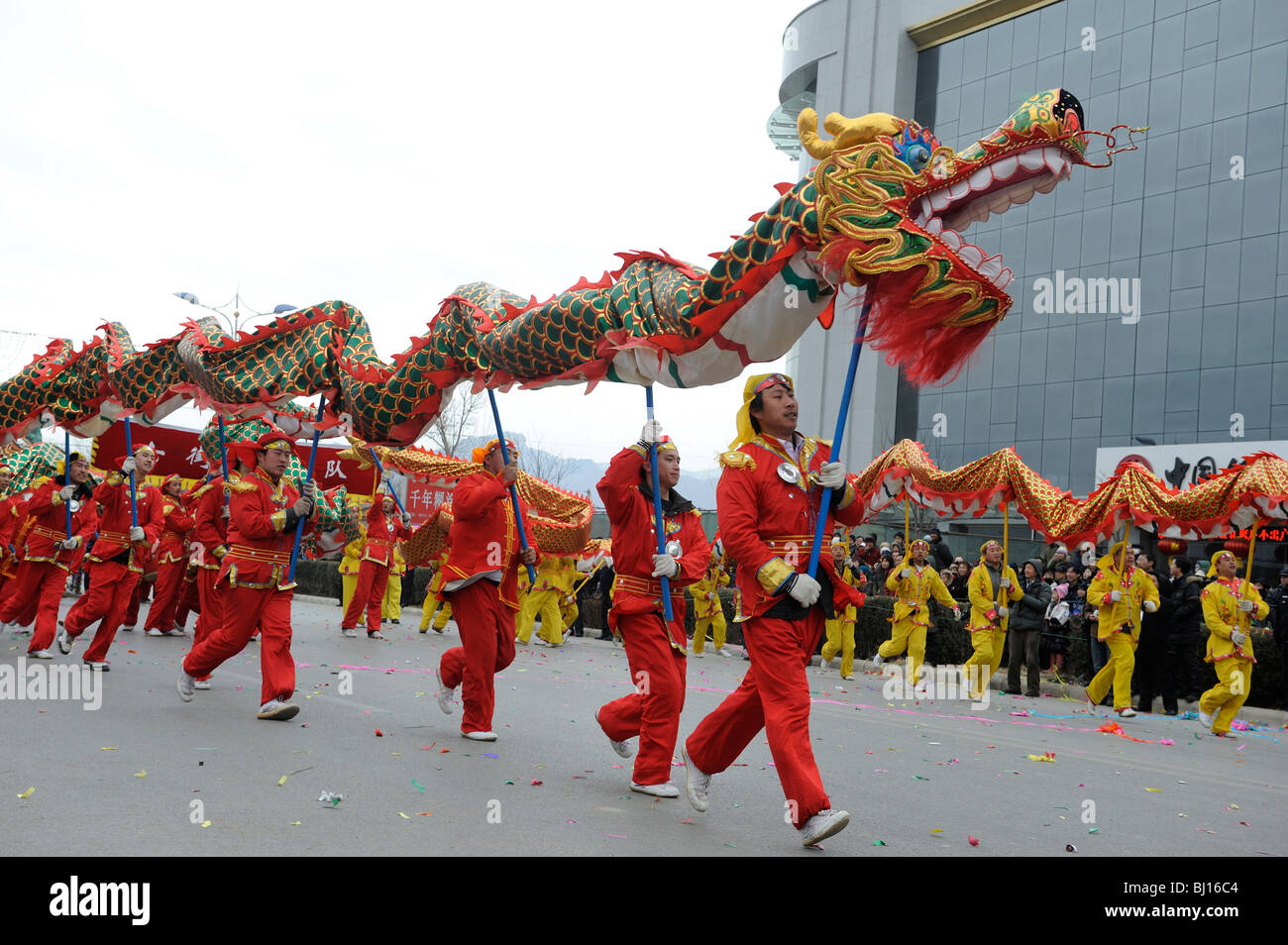 Menschen führen traditionelle Drachen tanzen während Yuanxiao Festival oder das Laternenfest in Yuxian, Hebei, China. 28. Februar 2010 Stockfoto