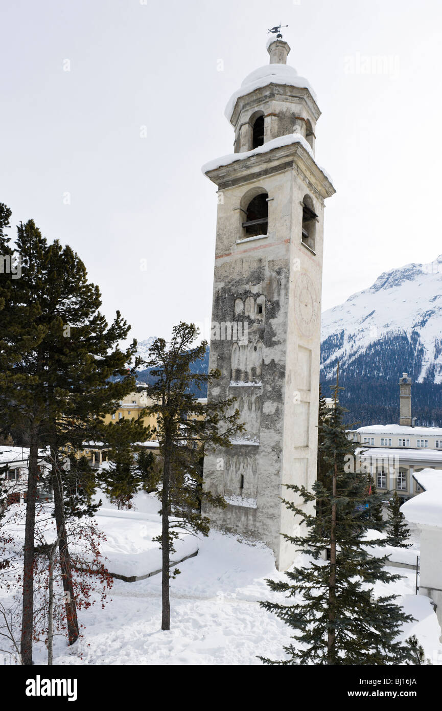 Schiefer Turm (Schiefer Turm) im Zentrum von St. Moritz Dorf, St. Moritz, Schweiz Stockfoto