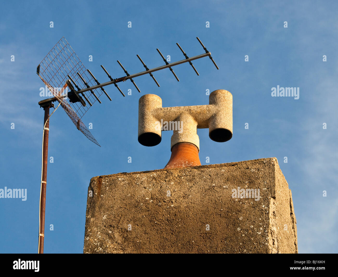 Alte TV Antenne und H-förmigen Schornstein - Frankreich. Stockfoto
