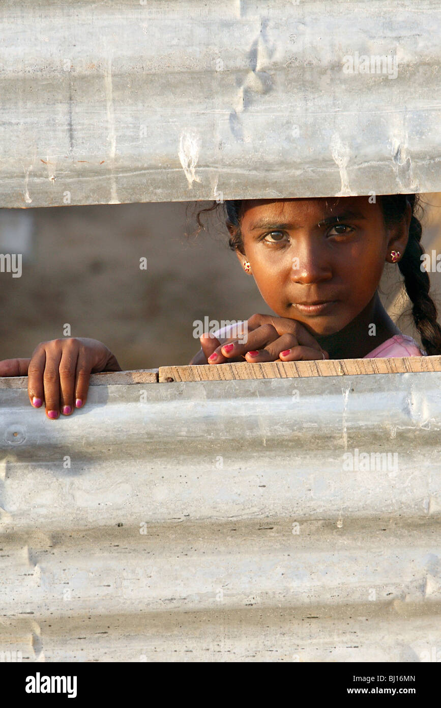 Porträt eines Mädchens in einem Tierheim für Binnenvertriebene, Batticaloa, Sri Lanka Stockfoto