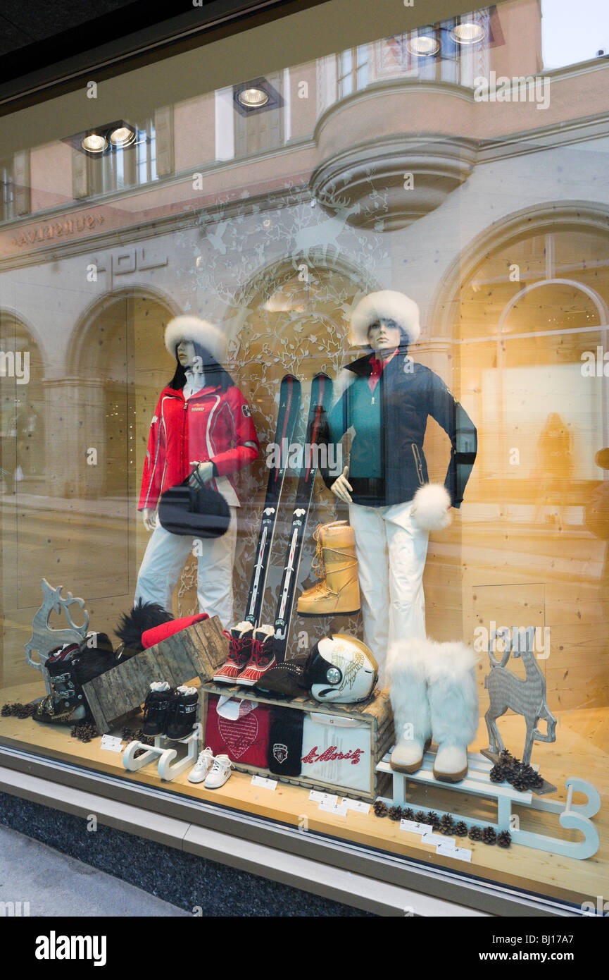 Shop-Schaufenster in einem gehobenen Store im Zentrum Ferienortes, St. Moritz Dorf, Schweiz Stockfoto