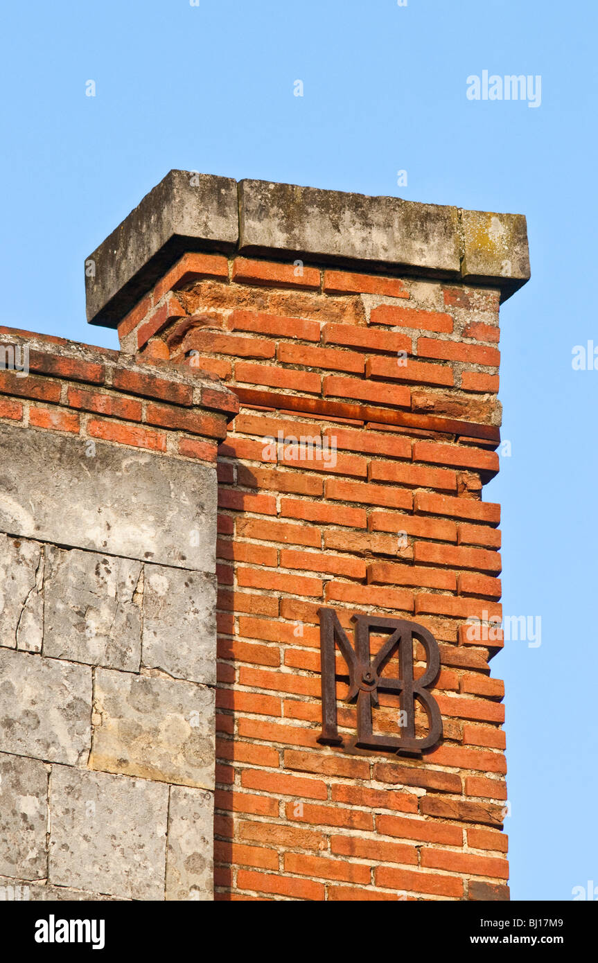 Eisen Buchstaben 'MB' auf gemauerten Schornstein, Indre-et-Loire, Frankreich. Stockfoto