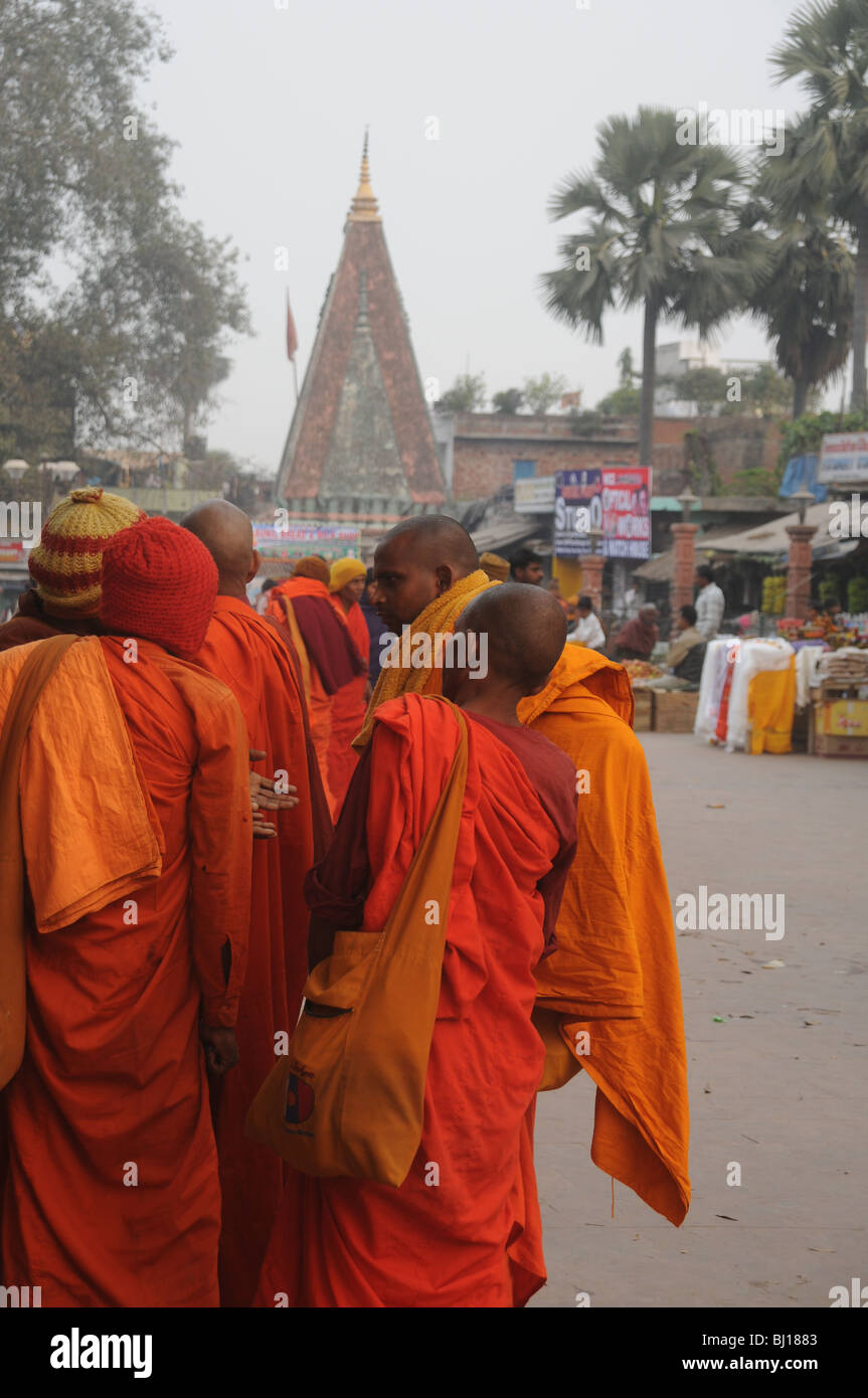 Mönche bereit, um Tempel bei Bhod Gaya zu betreten, wo Buddha seine unter dem Bhodi Baum Erleuchtung Stockfoto