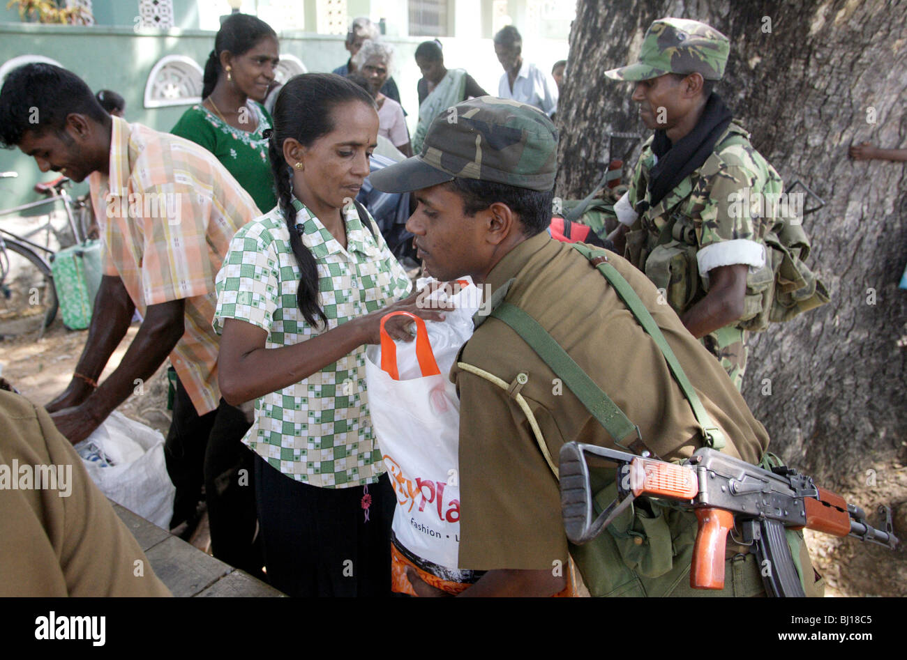 Gepäck-Suche in einem Tierheim für Binnenvertriebene, Batticaloa, Sri Lanka Stockfoto
